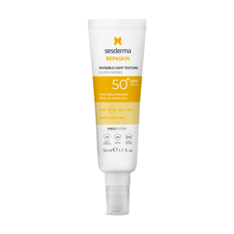 Protector solar facial de muy alta protección SPF 50 de textura y tacto fluido que se funde con la piel a la vez que la protege del sol.
