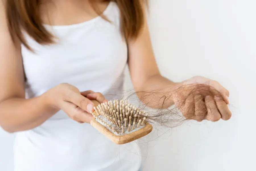 ¿Se puede frenar la caída del cabello con champú? La verdad sobre el fosfato de adenosina